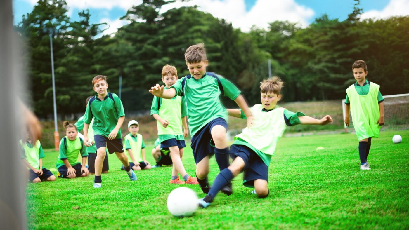 Jeunes joueurs disputant le ballon lors d’une opposition