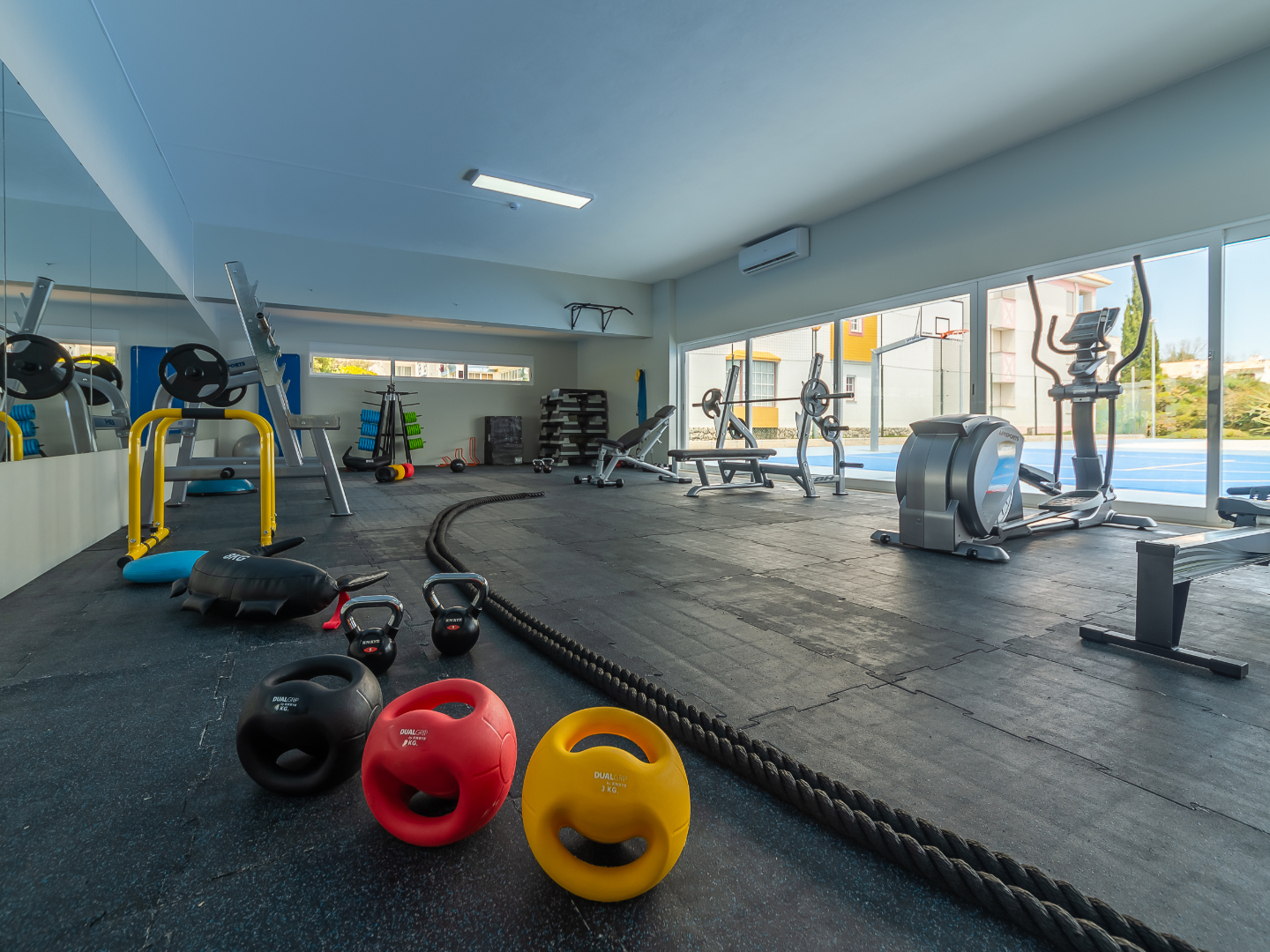 Salle de sport du Golden Club Cabanas avec poids, cordes, rameur et vélo elliptique